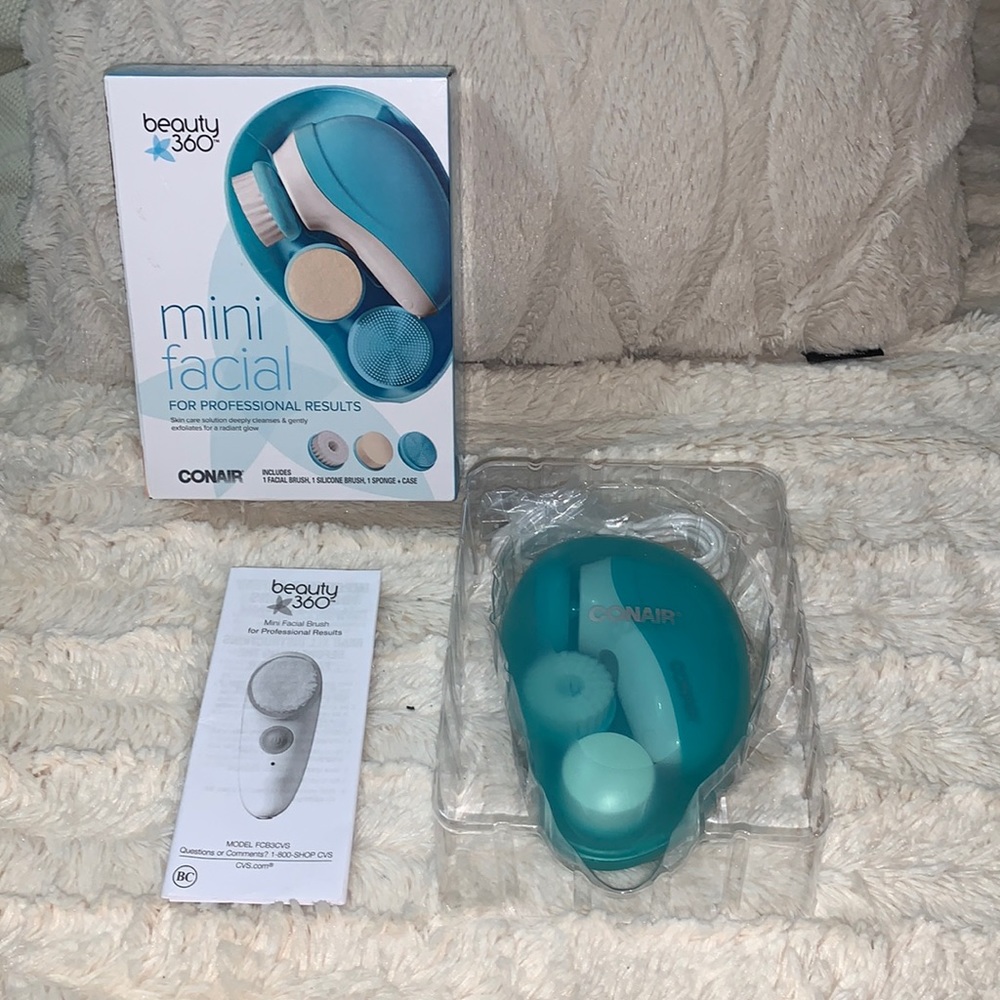 NWT Mini Facial Brush Set